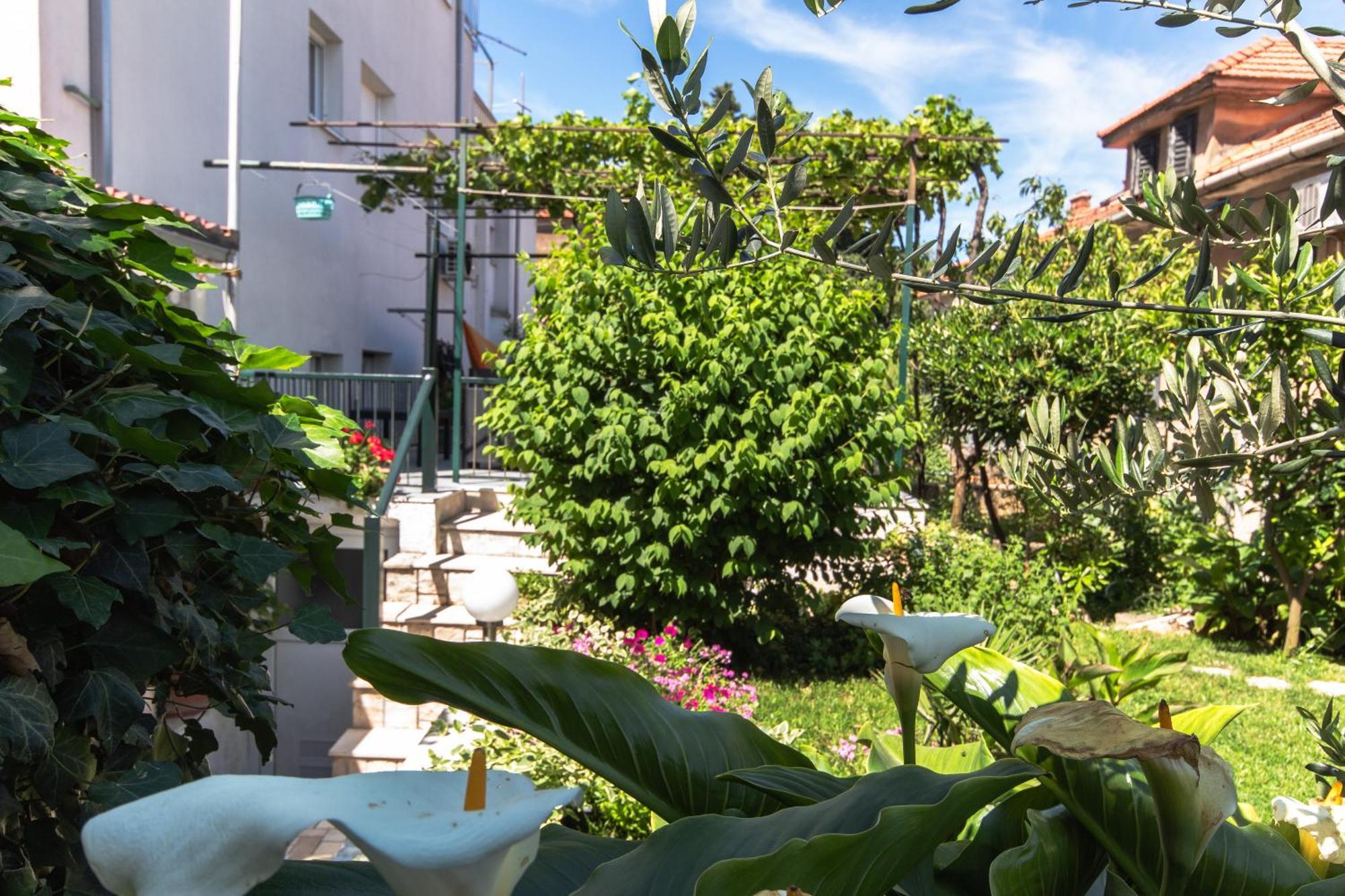 Marjan Hill 3-br Apt,5 Guests Private Garden Near Apartmán *