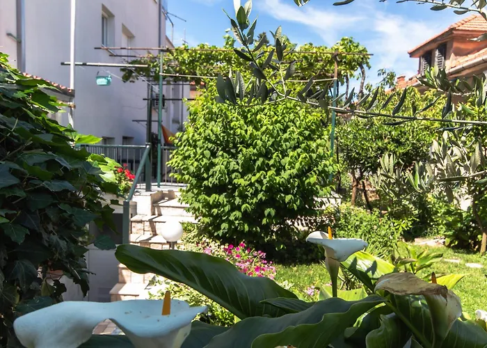Marjan Hill 3-Br Apt,5 Guests Private Garden Near Beach